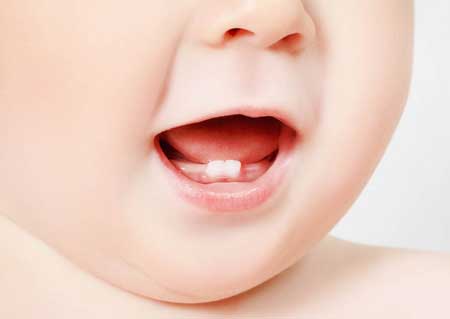 زمان دندان درآوردن نوزاد، دندان درآوردن نوزاد در ۴ ماهگی